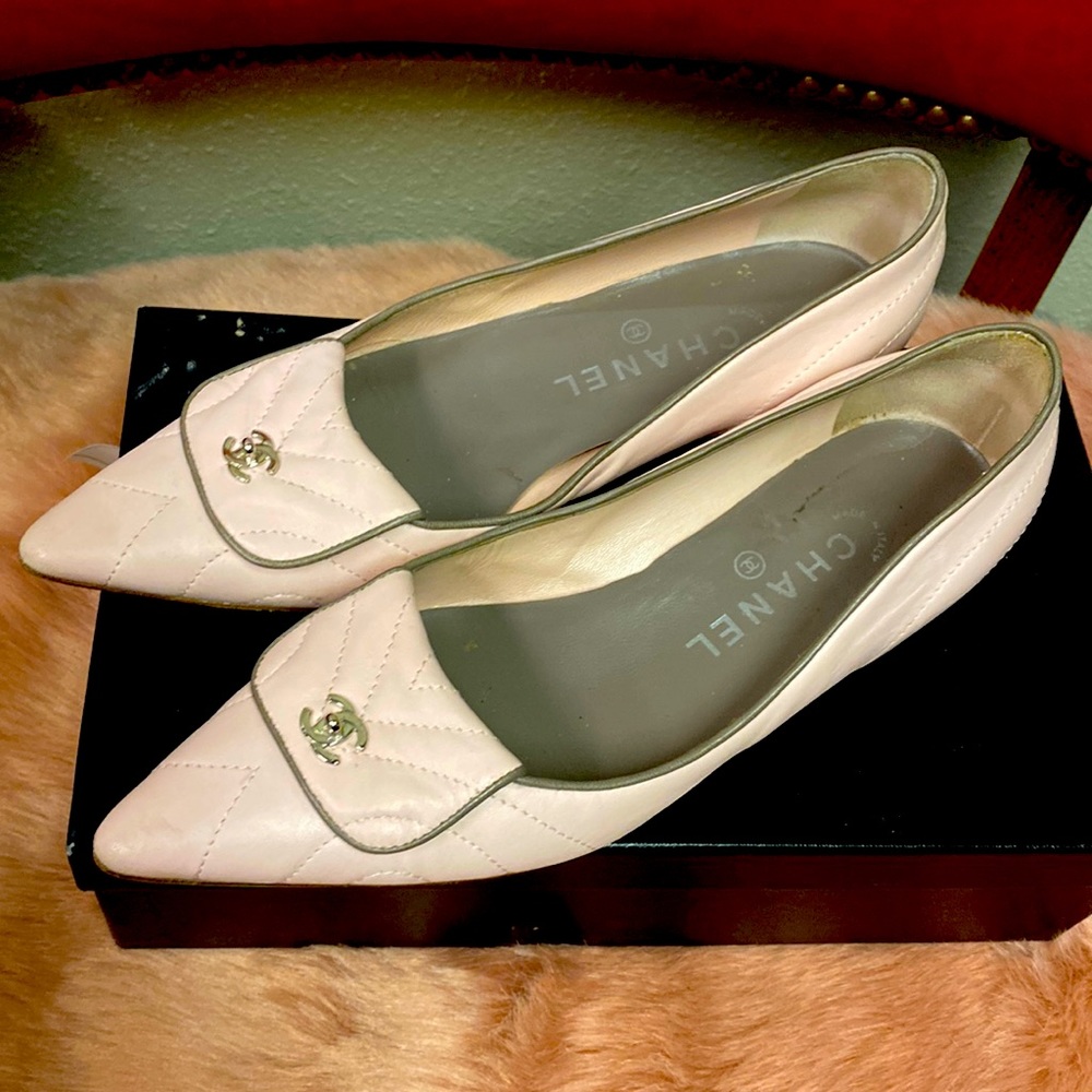 CHANEL quilted logo light pink pointy toe flats made in Italy